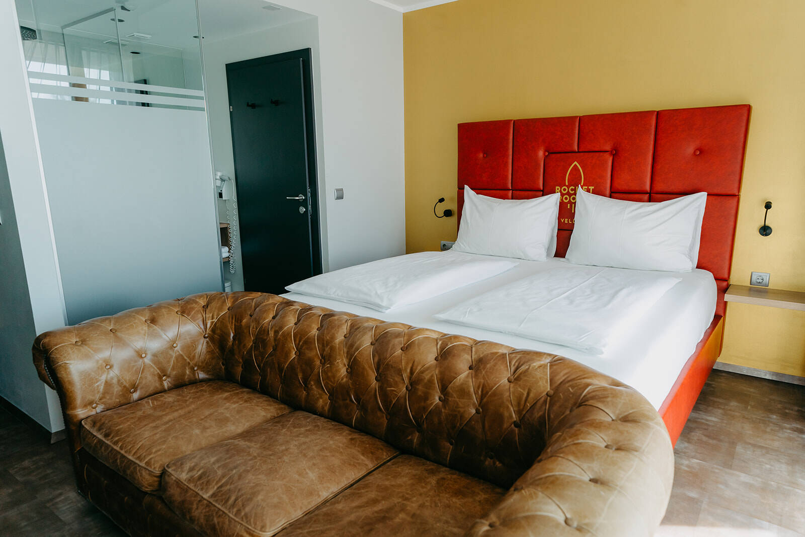 Rocket superior doppelzimmer bett badezimmer rocketrooms velden am wörthersee